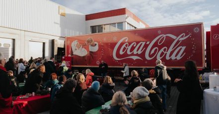 Scheckübergabe in Berlin – Coca-Cola und Lidl spenden 200.000 Euro an die Tafeln und unterstützen damit die ehrenamtlichen Helferinnen und Helfer der Tafel Deutschland (Bildquelle: Coca-Cola Europacific Partners Deutschland)