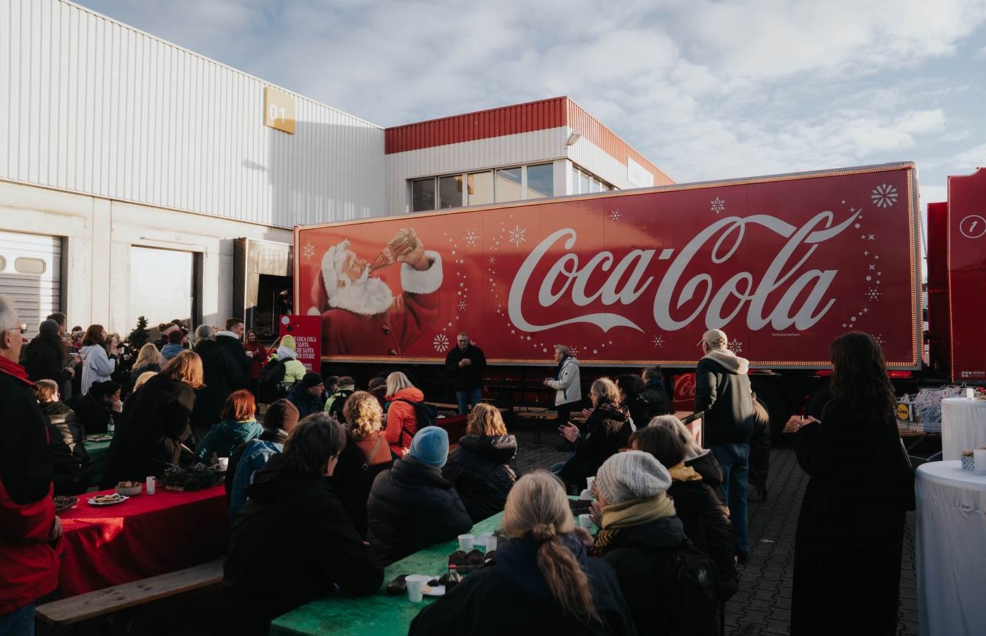 Scheckübergabe in Berlin – Coca-Cola und Lidl spenden 200.000 Euro an die Tafeln und unterstützen damit die ehrenamtlichen Helferinnen und Helfer der Tafel Deutschland (Bildquelle: Coca-Cola Europacific Partners Deutschland)