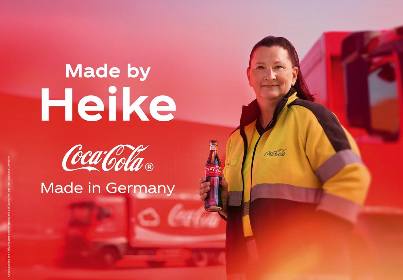 Anzeigenmotiv Made by Heike – Coca-Cola Made in Germany Kampagne 2025 (Bildquelle: Coca-Cola GmbH / Coca-Cola Europacific Partners Deutschland)