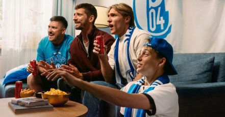 Coca-Cola ist ab der Saison 2026/2027 zurück als offizieller Bundesliga-Partner (Quelle / Copyright: The Coca-Cola Company)