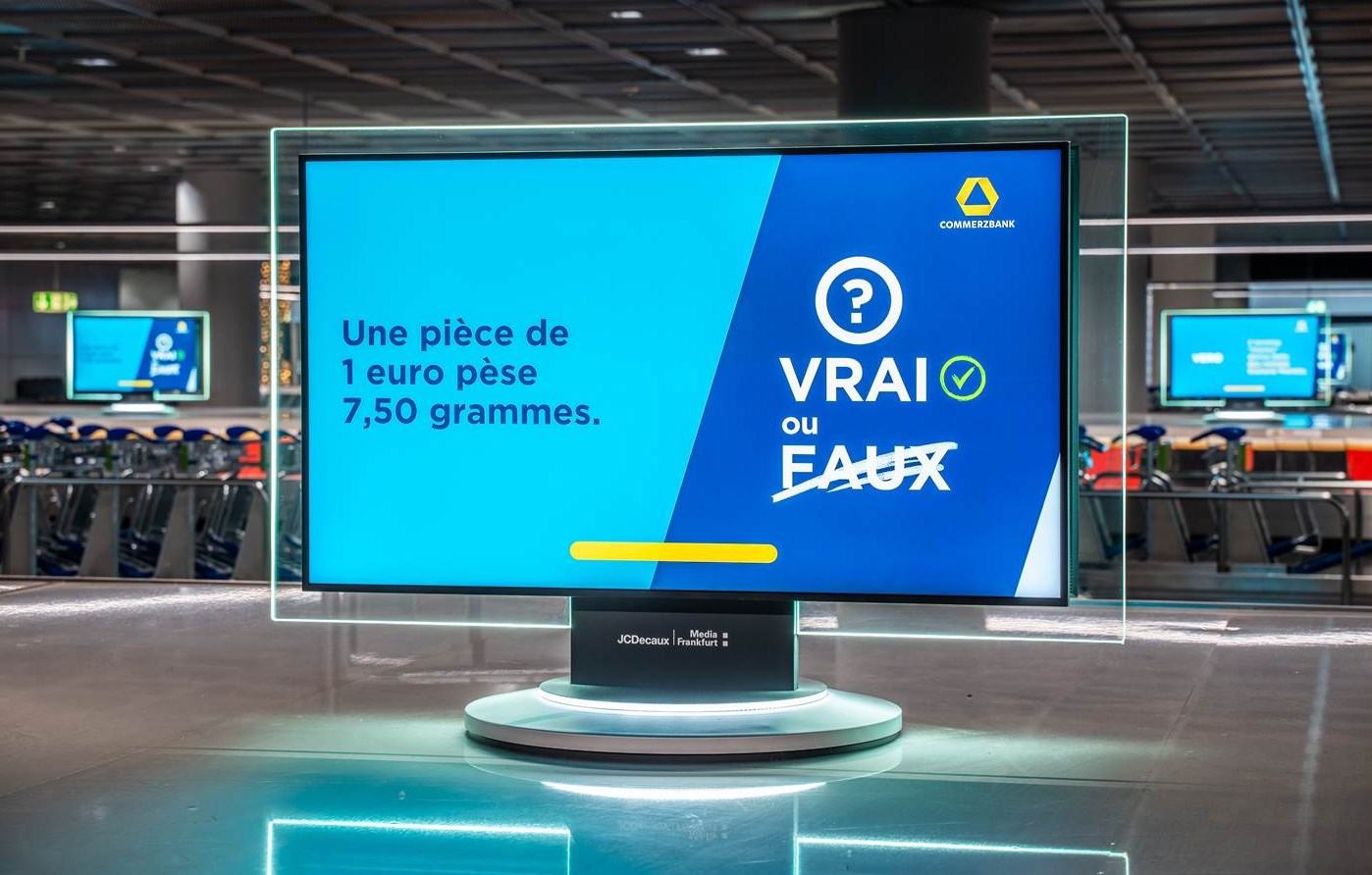 Dynamische Commerzbank Kampagne am Flughafen Frankfurt – Gamification und Personalisierung dank DCO Technologie von Media Frankfurt (Bildquelle: Media Frankfurt)