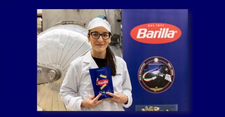 Cristina Gallina, Direktorin des Barilla Global Discovery Centers, mit einer Packung Barilla "Weltraum-Fusilli". 3 kg der Pasta fliegen am 18.01.2024 zur ISS.