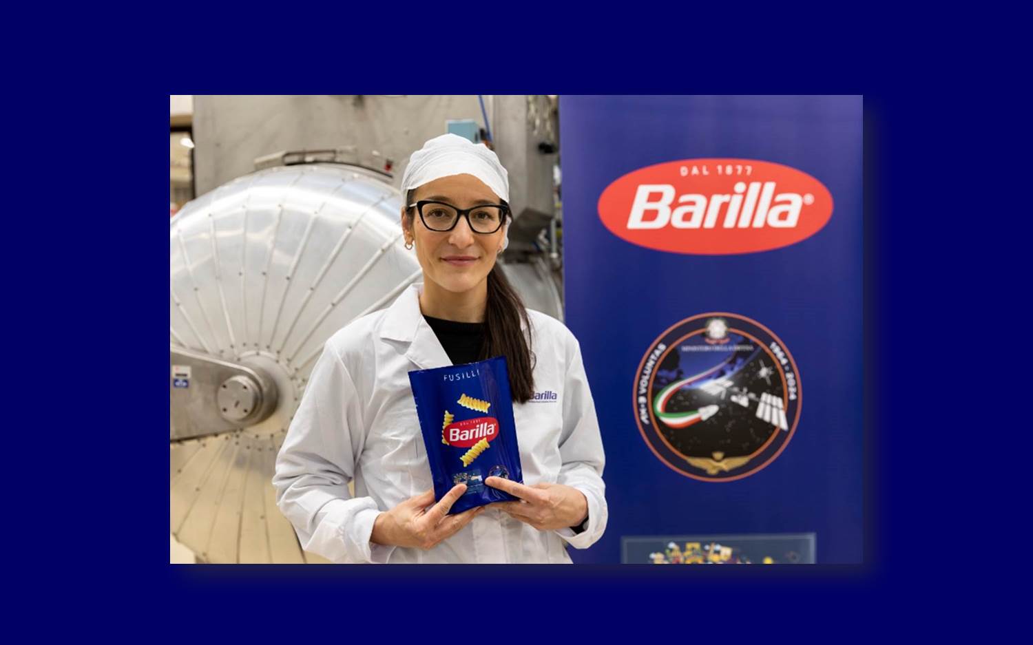 Cristina Gallina, Direktorin des Barilla Global Discovery Centers, mit einer Packung Barilla "Weltraum-Fusilli". 3 kg der Pasta fliegen am 18.01.2024 zur ISS.