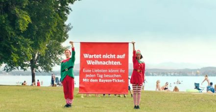 Screenshot Video "Wartet nicht auf Weihnachten" von Bayern-Ticket / DB Regio Bayern (Link: https://youtu.be/NJI4kjh6GF8). Der Film wurde am Starnberger See mit der Filmproduktion Bakery und dem Regisseur Matthias Thönnissen produziert.