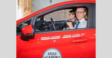 Foto: © Frankenberg. Dr. Berend Lindner, Staatssekretär im Niedersächsischen Ministerium für Wirtschaft, Arbeit, Verkehr und Digitalisierung, testet mit Vanessa Petry vom DDAD-Team den Promille-Fahrsimulator bei der Auftaktveranstaltung der DDAD (DON'T DRINK AND DRIVE) Academy 2019