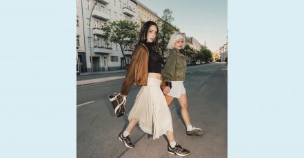 Sie feiern die echten Offline-Momente im Alltag: Kayla Shyx mit ihrer Freundin Sofya in der neuen DEICHMANN x FILA-Kampagne, die vom 3. August bis zum 13. September 2026 in 17 Ländern läuft (Foto: DEICHMANN/Paul Pabst)