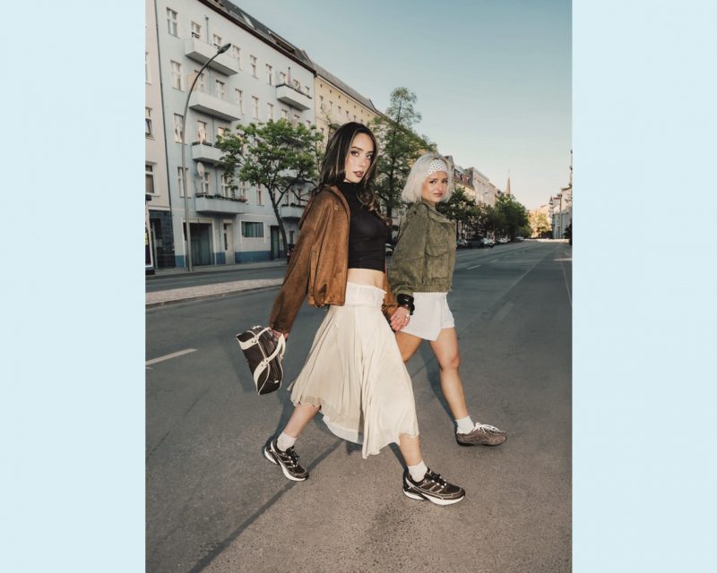 Sie feiern die echten Offline-Momente im Alltag: Kayla Shyx mit ihrer Freundin Sofya in der neuen DEICHMANN x FILA-Kampagne, die vom 3. August bis zum 13. September 2026 in 17 Ländern läuft (Foto: DEICHMANN/Paul Pabst)