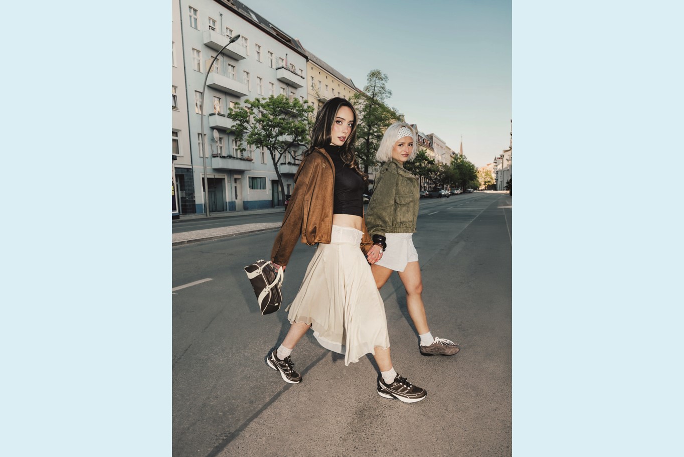 Sie feiern die echten Offline-Momente im Alltag: Kayla Shyx mit ihrer Freundin Sofya in der neuen DEICHMANN x FILA-Kampagne, die vom 3. August bis zum 13. September 2026 in 17 Ländern läuft (Foto: DEICHMANN/Paul Pabst)