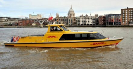 Foto: DHL Express Boot im Einsatz in London (Copyrights: DHL Express / Deutsche Post DHL Group)