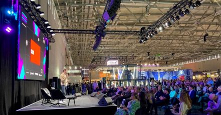 Vollbesetzte Plätze am 17. September vor der Tech-Bühne der DMEXCO 2025 (Foto: marketingScout.com Redaktion)