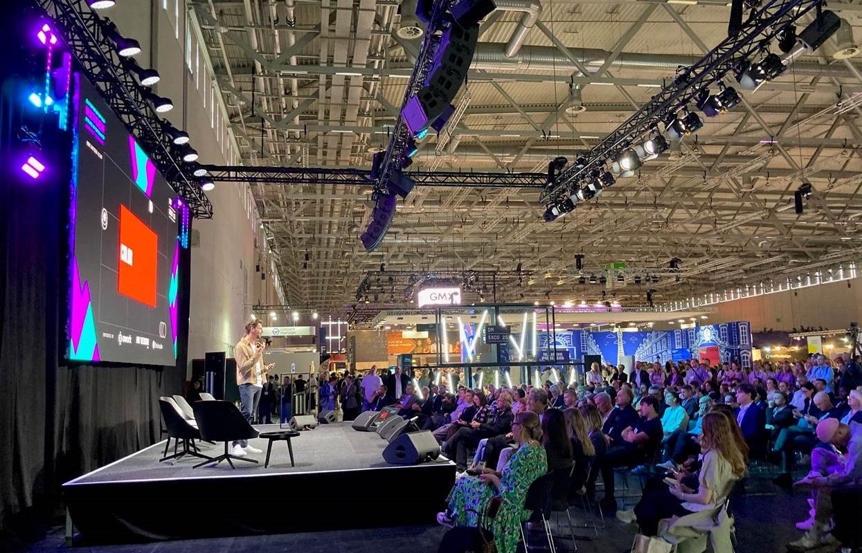 Vollbesetzte Plätze am 17. September vor der Tech-Bühne der DMEXCO 2025 (Foto: marketingScout.com Redaktion)