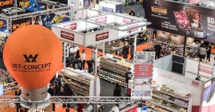 Die DOGLIVE 2024 geht an den Start. Die beliebte Hundemesse in Münster bietet zahlreiche Mitmach-Aktionen, darunter ein Filmtier-Casting, den NinjaDogs Parcours und verschiedene Workshops. Ferner wartet eine Gala auf die Gäste. (Copyrights / Foto: Carsten Pöhler)