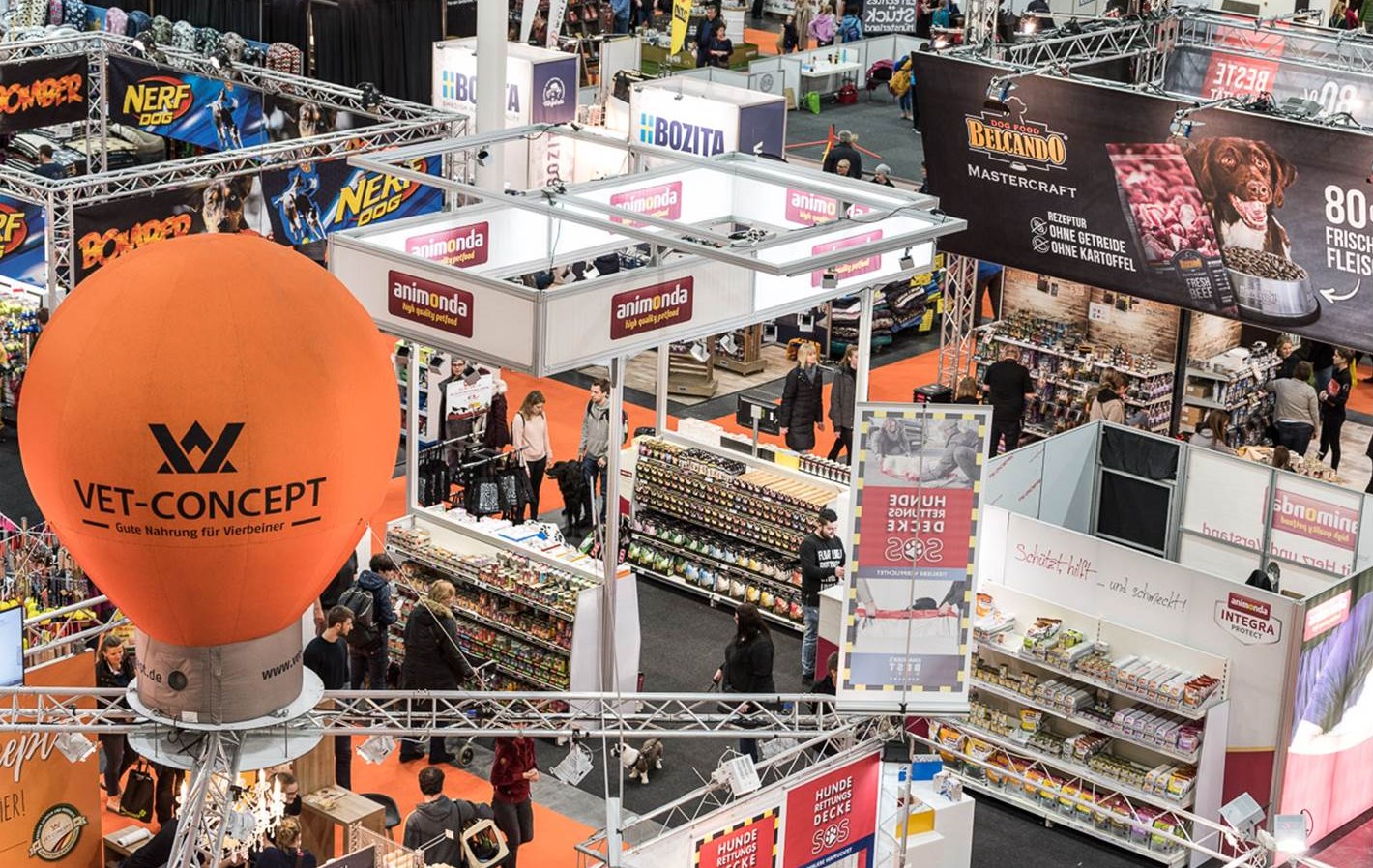 Die DOGLIVE 2024 geht an den Start. Die beliebte Hundemesse in Münster bietet zahlreiche Mitmach-Aktionen, darunter ein Filmtier-Casting, den NinjaDogs Parcours und verschiedene Workshops. Ferner wartet eine Gala auf die Gäste. (Copyrights / Foto: Carsten Pöhler)