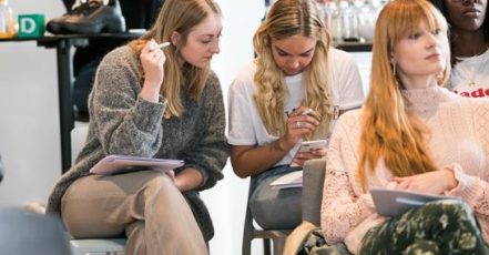 DEICHMANN unterstützt die jungen Talente mit Fachwissen für ihre eigene Performance. (Foto: Yves Krier)