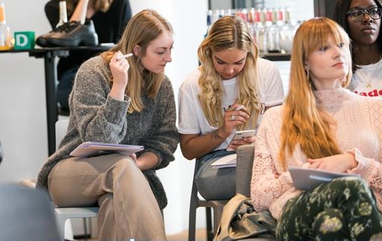 DEICHMANN unterstützt die jungen Talente mit Fachwissen für ihre eigene Performance. (Foto: Yves Krier)