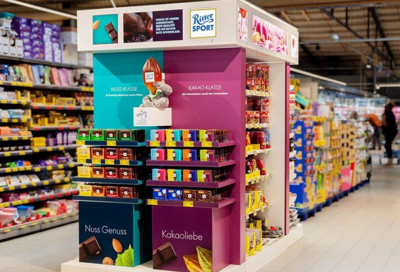 Der neue POS-Auftritt von Ritter Sport im LEH. Der Gondelkopf beherbergt die beiden Sortimente Kakaoklasse und Nussklasse.