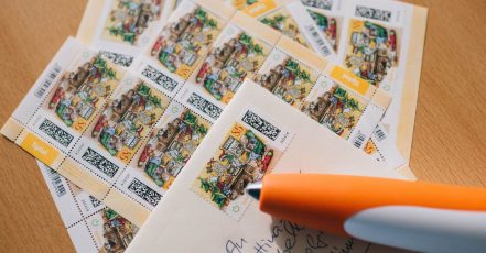 Deutschlands erste klingende Weihnachtsbriefmarke und der tiptoi Stift von Ravensburger (Foto / Copyright: Bettina Theuerkauf / DHL Group)