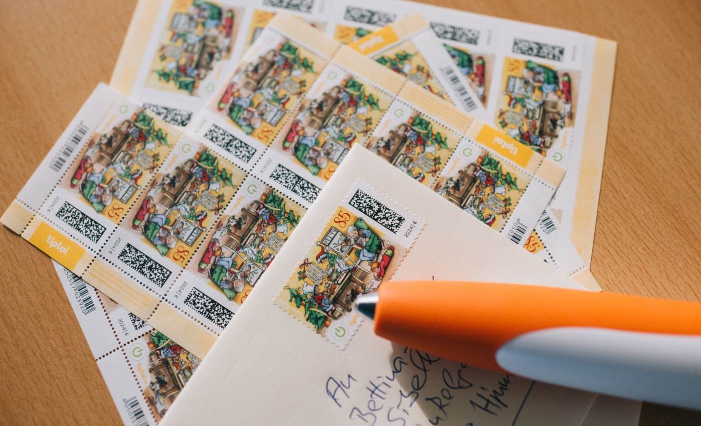 Deutschlands erste klingende Weihnachtsbriefmarke und der tiptoi Stift von Ravensburger (Foto / Copyright: Bettina Theuerkauf / DHL Group)