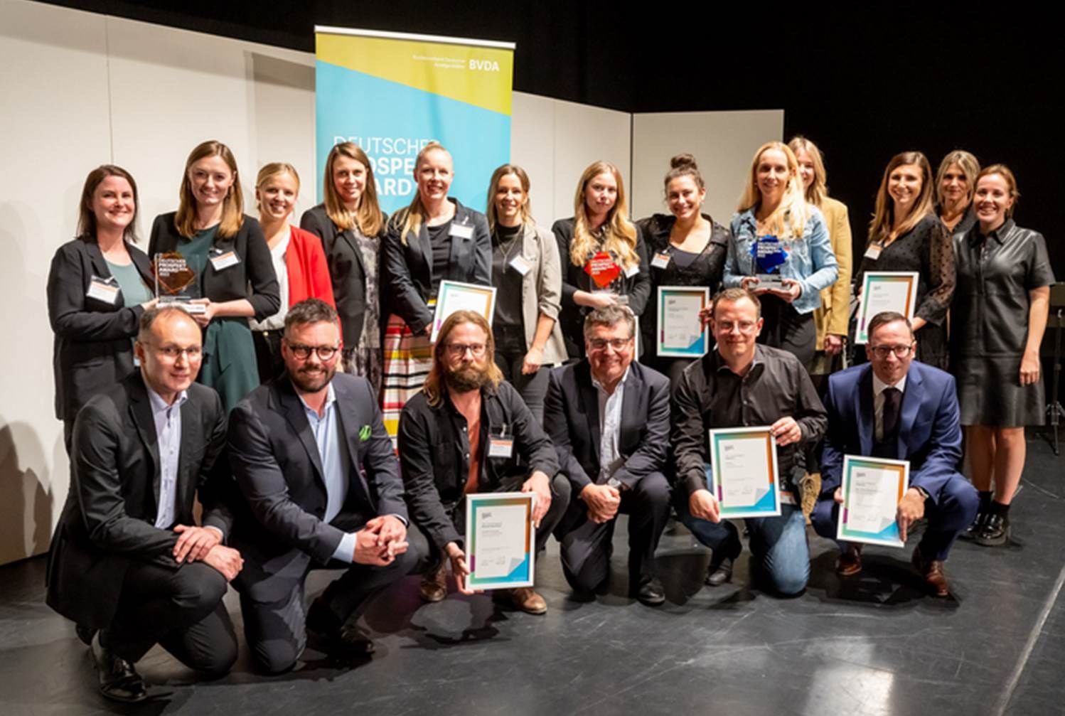 Die diesjährigen Nominierten und Preisträger des Deutschen Prospekt Awards. (Foto: BVDA/Bernd Brundert)
