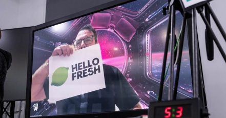 Bild: Deutscher Marketing Preis 2021. Laudator Ulrich Klenke, Deutsche Telekom AG, zieht den Gewinner live aus dem Umschlag @DMV e.V.