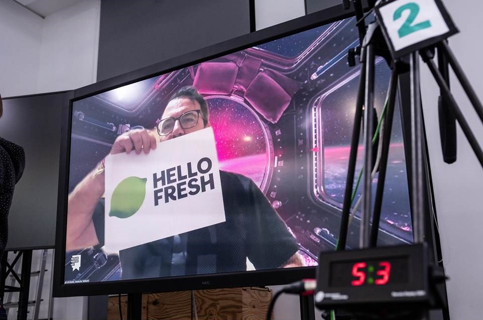 Bild: Deutscher Marketing Preis 2021. Laudator Ulrich Klenke, Deutsche Telekom AG, zieht den Gewinner live aus dem Umschlag @DMV e.V.