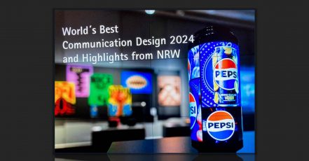 Welcome-Display im Eingangsbereich des Red Dot Museum Essen – Pepsi-Motiv anlässlich der Vernissage zur neuen Ausstellung Red Dot Awards – Brands & Communication Design 2024 (Foto: marketingScout.com Redaktion, 20. Februar 2025)