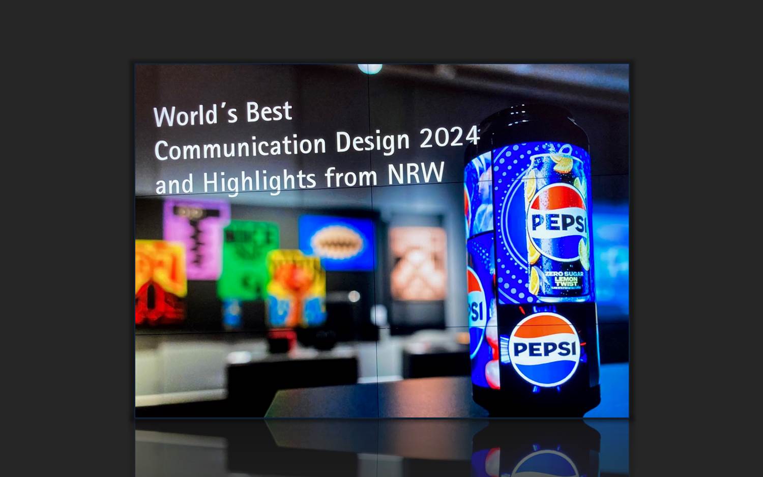 Welcome-Display im Eingangsbereich des Red Dot Museum Essen – Pepsi-Motiv anlässlich der Vernissage zur neuen Ausstellung Red Dot Awards – Brands & Communication Design 2024 (Foto: marketingScout.com Redaktion, 20. Februar 2025)