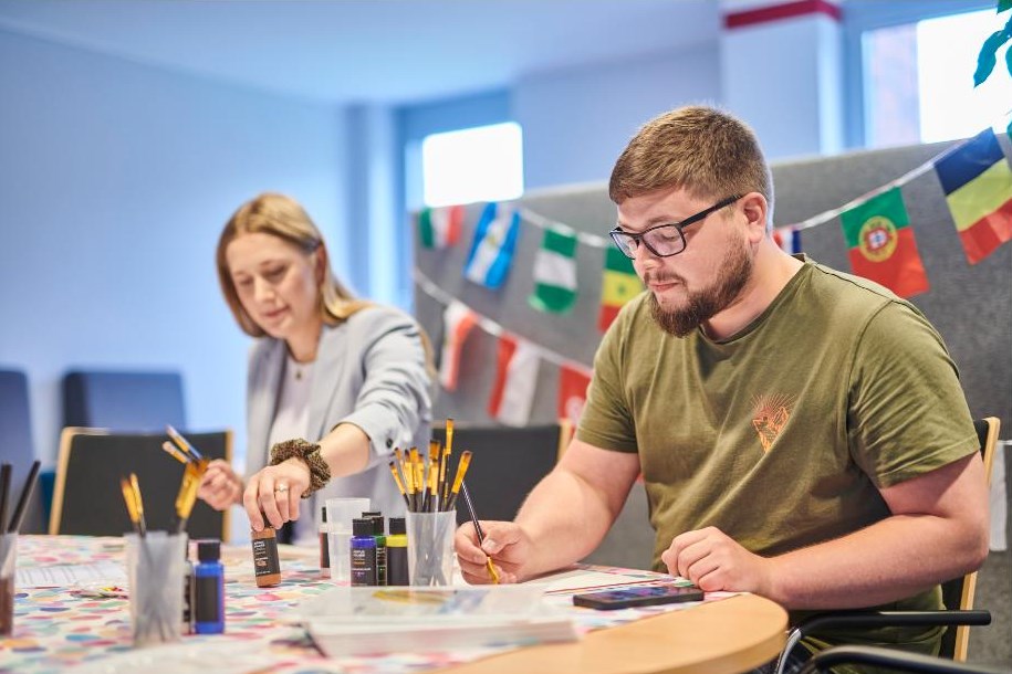 Diversity-Tag bei der BROCKHAUS AG - Ausstellung und Mitmachaktionen - Im Bild: Mitmachaktion zum Thema Nationalität und Herkunft (Copyrights: BROCKHAUS AG)