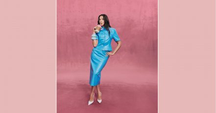 Nespresso startet mit Markenbotschafterin Dua Lipa in eine neue Marken-Ära. Die flankierende Kampagne "Vertuo World" wird ab dem 4. April 2026 international ausgerollt. (Bildquelle: Nespresso)