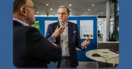 Auch Dürr-Konzernchef Dr. Jochen Weyrauch beteiligte sich an dem Ideation Jam und besuchte eine denkBar (Bildrechte: Dürr AG)