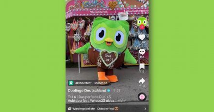 Lustiger Hingucker mit hohem Charme-Faktor auf TikTok – Die Maskottchen-Eule Duo von Duolingo auf dem Münchener Oktoberfest (Quelle: OZMOZE GmbH)
