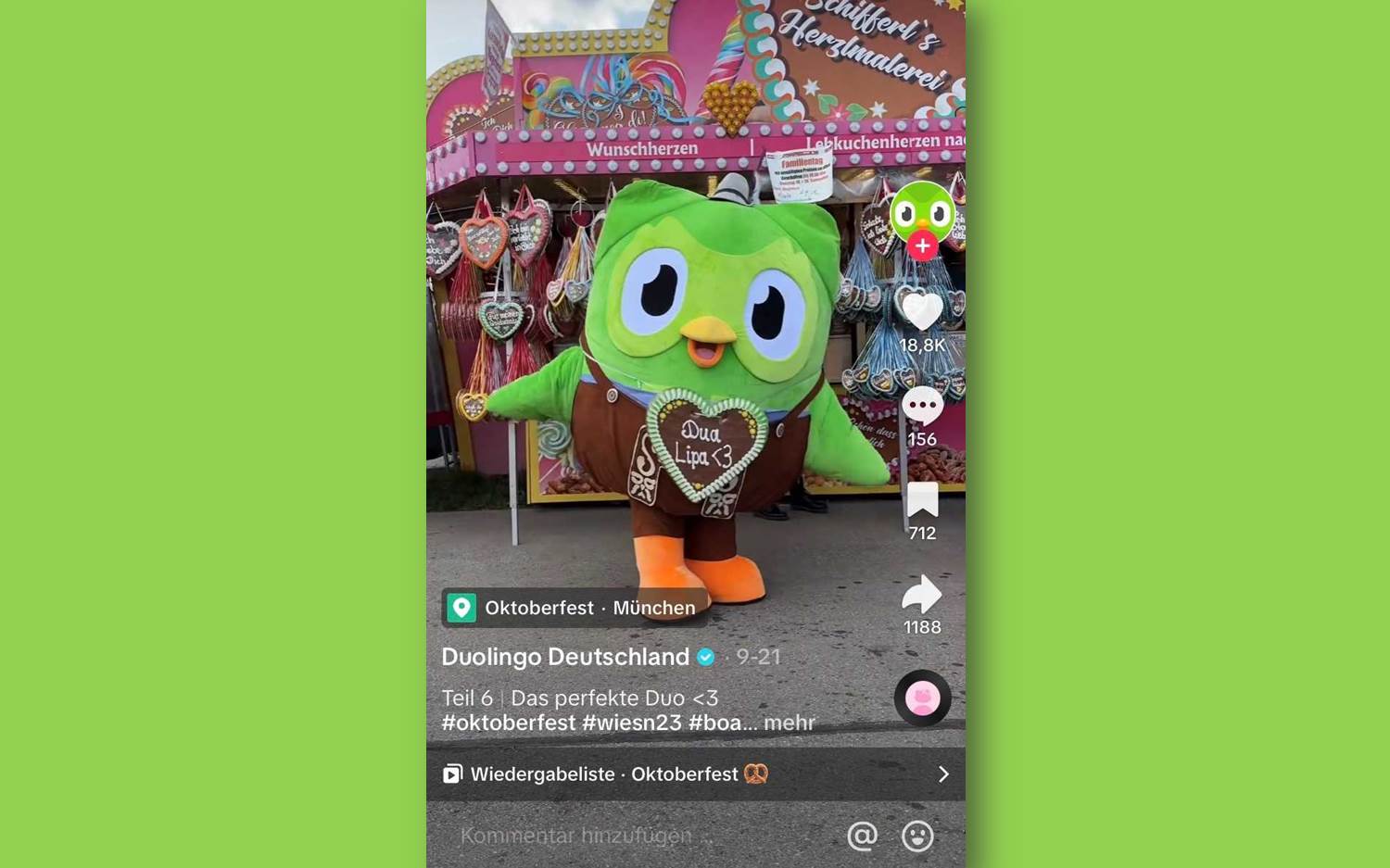 Lustiger Hingucker mit hohem Charme-Faktor auf TikTok – Die Maskottchen-Eule Duo von Duolingo auf dem Münchener Oktoberfest (Quelle: OZMOZE GmbH)
