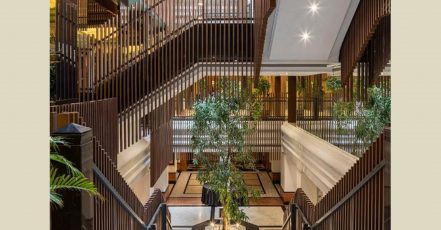 Das Designhotel Meliá Milano begeistert mit einem neuen, grünen Raumkonzept. In den Hygienebereichen entschieden sich die Architekten für Produkte von Duravit, auch wegen der besonderen Hygiene-Eigenschaften. (Bild / Quelle: Duravit.de)