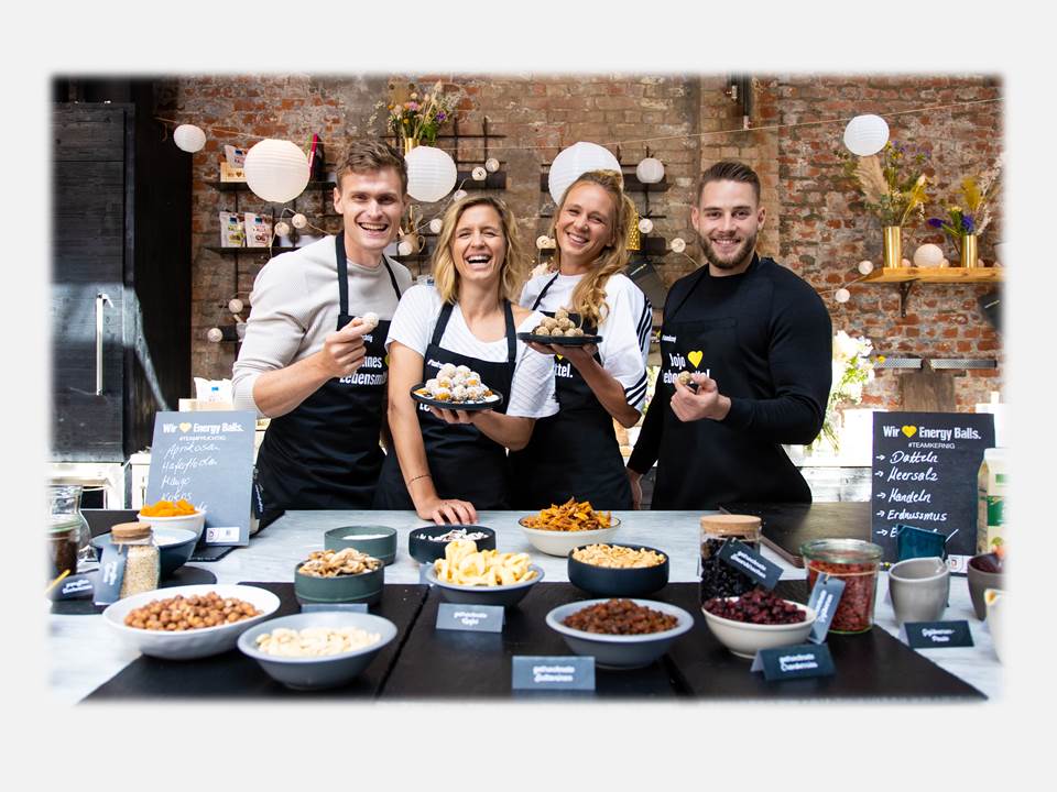 Bild: Olympische Winterspiele 2022: EDEKA bringt Team Deutschland-Snack Balls in die Märkte und kocht mit Athlet:innen (Copyrights: EDEKA ZENTRALE Stiftung & Co. KG)