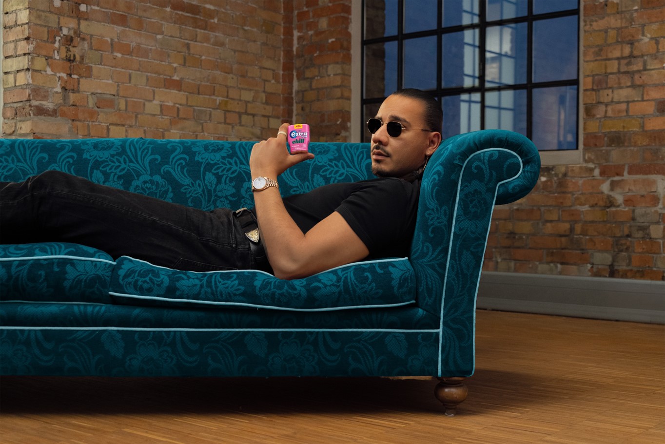 Superstar Apache 207 zeigt sich gechillt in der neuen EXTRA-Kaugummi-Kampagne gegen Overthinking (Copyright: Mars, Incorporated)