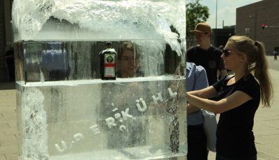 Foto: Eisplakat - Jägermeister Werbung (Copyright: Inovisco GmbH)