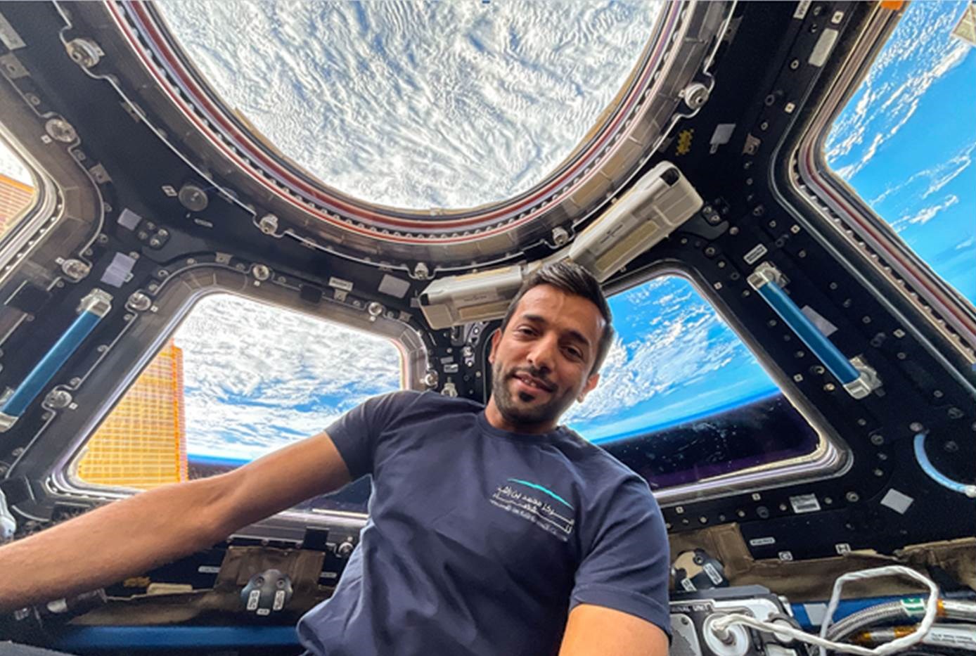 Astronaut Dr. Sultan AlNeyadi bei seiner Mission auf der ISS und beim Interview mit Emirates (Bildrechte: Emirates)