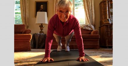 82 Jahre und trotzdem ein Vorbild für viele junge Menschen – Erika Rischko trainiert in ihrer persönlichen Lieblingsumgebung für die neue Peloton Members Kampagne (Bildrechte: Peloton)