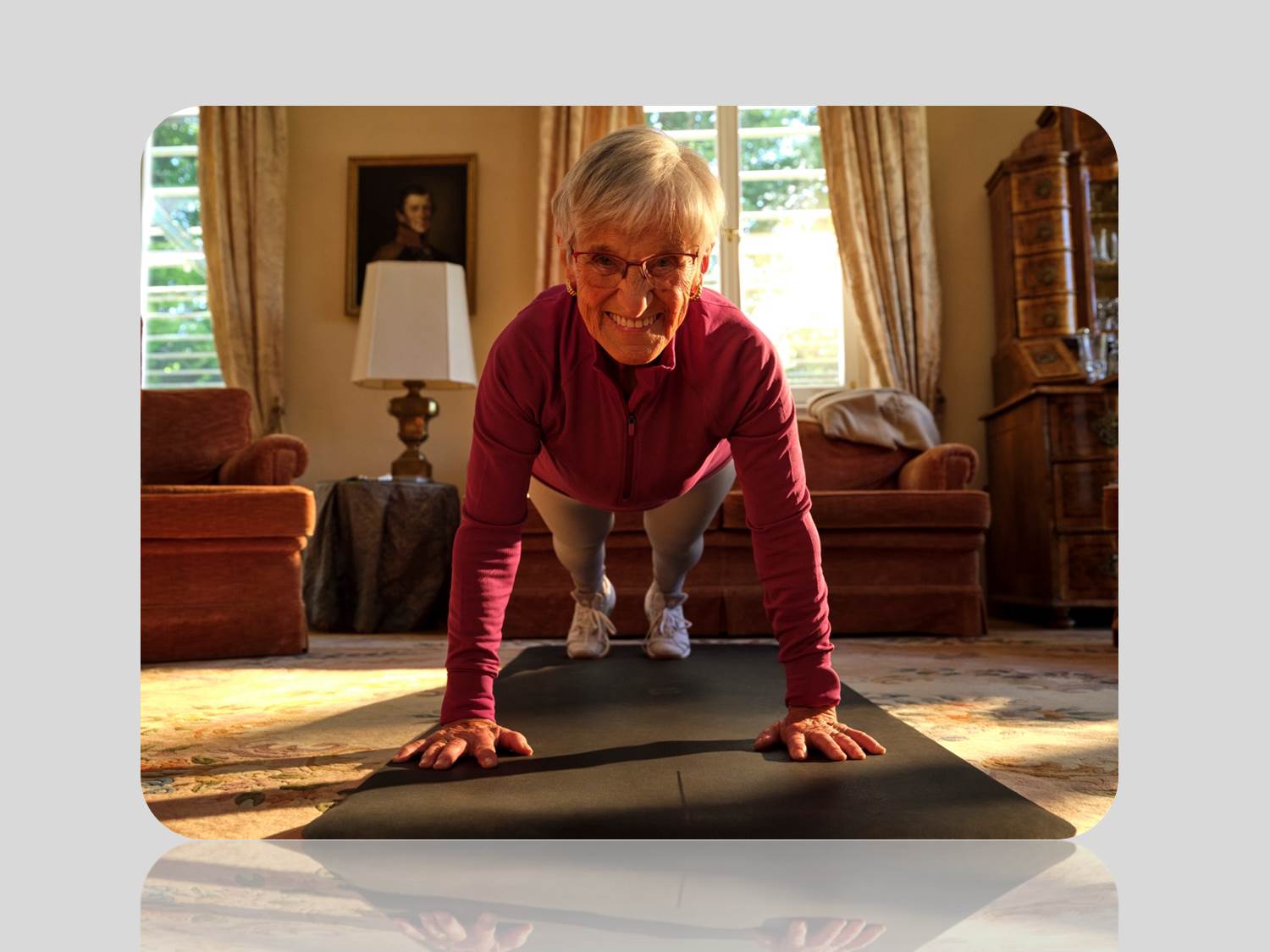 82 Jahre und trotzdem ein Vorbild für viele junge Menschen – Erika Rischko trainiert in ihrer persönlichen Lieblingsumgebung für die neue Peloton Members Kampagne (Bildrechte: Peloton)
