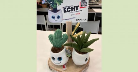 Süße Marken-Botschafter – Die plüschigen Evergreenies waren bei der HAPTICA 2025 überall verteilt und wurden oft geknuddelt. (Foto: EventMasterBook.de / marketingScout.de Redaktion, AdCoach Media)