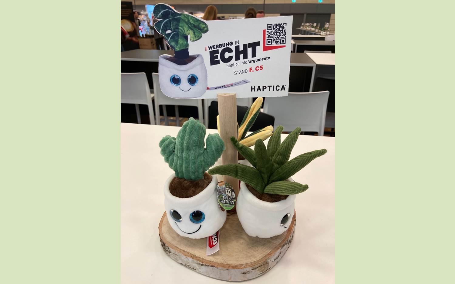Süße Marken-Botschafter – Die plüschigen Evergreenies waren bei der HAPTICA 2025 überall verteilt und wurden oft geknuddelt. (Foto: EventMasterBook.de / marketingScout.de Redaktion, AdCoach Media)