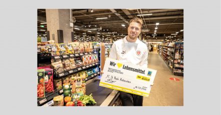 FC St. Pauli Innenverteidiger Hauke Wahl setzte sich bei EDEKA für den guten Zweck an die Kasse (Bildrechte: EDEKA / Achim Multhaupt)