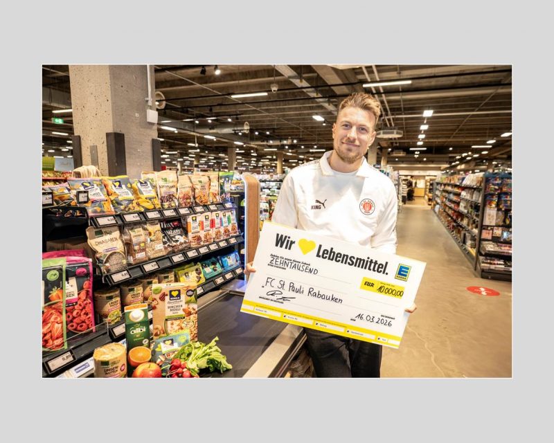 FC St. Pauli Innenverteidiger Hauke Wahl setzte sich bei EDEKA für den guten Zweck an die Kasse (Bildrechte: EDEKA / Achim Multhaupt)
