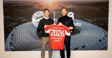 Bitpanda und der FC Bayern verlängern ihre Partnerschaft. Im Foto: Dominik Beier (Bitpanda) und Rouven Kaspar (FC Bayern). (Bildquelle: FC Bayern)