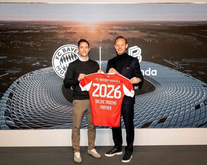 Bitpanda und der FC Bayern verlängern ihre Partnerschaft. Im Foto: Dominik Beier (Bitpanda) und Rouven Kaspar (FC Bayern). (Bildquelle: FC Bayern)