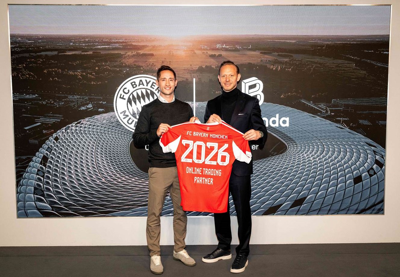 Bitpanda und der FC Bayern verlängern ihre Partnerschaft. Im Foto: Dominik Beier (Bitpanda) und Rouven Kaspar (FC Bayern). (Bildquelle: FC Bayern)