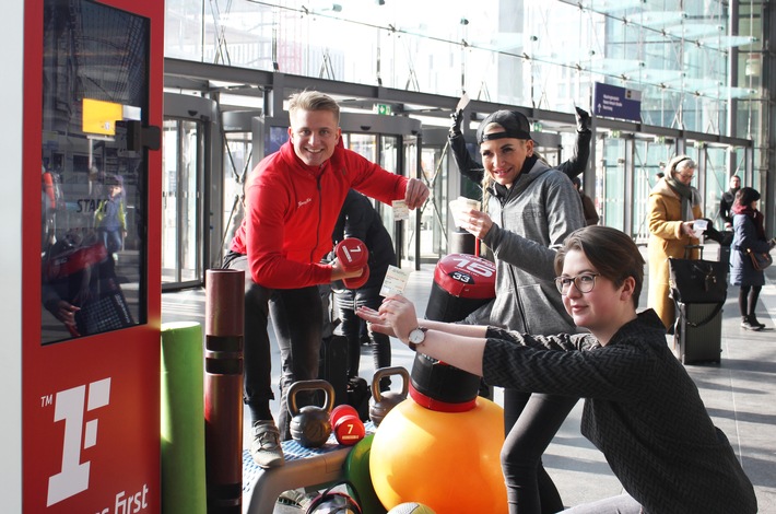 Fitness First Aktion "Tickets for Squats" | Quelle: obs/UAM Media Group GmbH