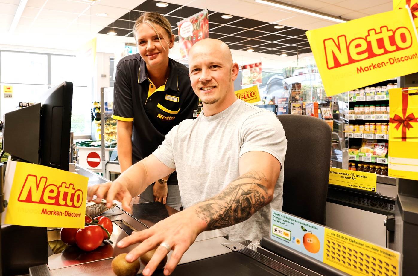 Olympiasieger Fabian Hambüchen unterstützt die Netto-Spendenaktion zugunsten von Hochwasser-Geschädigten durch seinen Einsatz an der Kasse am 9. Juli in Köln (Bildrechte:  Netto Marken-Discount)