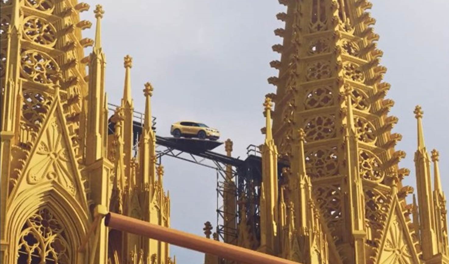 Rein computergeneriert ist diese Szene, die den vollelektrischen Ford Capri zwischen den Spitzen des Kölner Doms zeigt (Bildquelle: Mindshare / mSTUDIO)