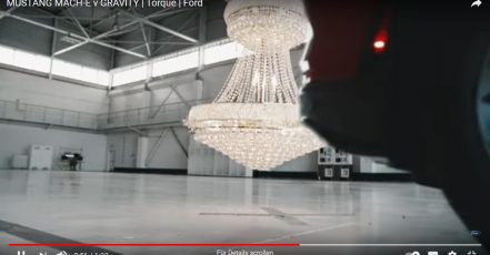Titelbild: Screenshot aus dem Ford Video "Mustang Mach-E vs. Schwerkraft" (Quelle / Youtube: https://youtu.be/bLJl8qRoC1Q)